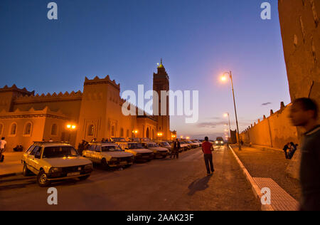 Grand Taxis und die Moschee in der Dämmerung, Zagora. Draa-tal, Marokko Stockfoto