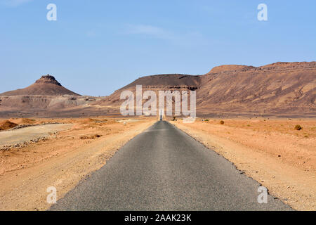 Die Straße nach Mhamid, Draa Tal. Marokko Stockfoto