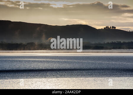 Nebel über dem Leven Mündung an Greenodd, Cumbria, Großbritannien. Stockfoto