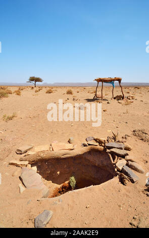 Brunnen in der Wüste. Erg Chigaga, Wüste Sahara. Marokko Stockfoto