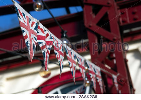 Eine Reihe von Union Jack bunting in Altrincham Lebensmittelmarkt an einem Tag im Oktober Stockfoto