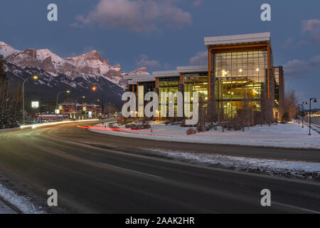 Canmore, Alberta, Kanada - 22. November 2019: Am frühen Morgen Blick auf 'Elevation', ein multi purpose Recreational Center Stockfoto