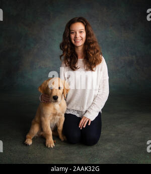 Studio Portrait von jugendlichen Mädchen mit Golden Retriever Welpen Stockfoto