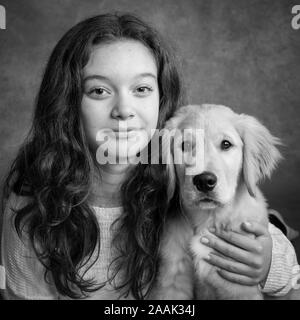 Studio Portrait von jugendlichen Mädchen mit Golden Retriever Welpen Stockfoto