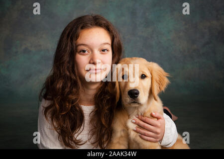 Studio Portrait von jugendlichen Mädchen mit Golden Retriever Welpen Stockfoto