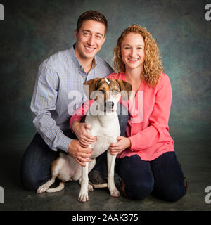 Studio Portrait von Paar mit gemischten Rasse Hund Stockfoto
