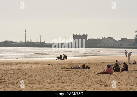 Der Strand vor der Stadtmauer von Essaouira, ein UNESCO-Weltkulturerbe. Marokko Stockfoto