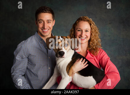 Studio Portrait von Paar mit gemischten Rasse Hund Stockfoto