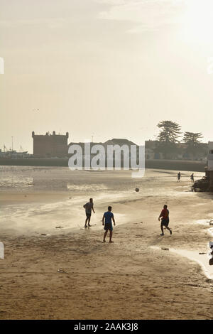 Der Strand vor der Stadtmauer von Essaouira, ein UNESCO-Weltkulturerbe. Marokko Stockfoto