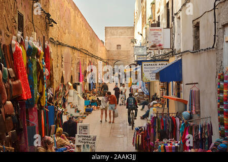 Shopping in der Medina von Essaouira, ein UNESCO-Weltkulturerbe. Marokko Stockfoto