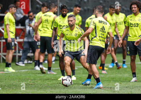 FLAMENGO AUSBILDUNG, Lima, Peru - 22. NOVEMBER: Diego während der Ausbildung in La Videna in Vorbereitung auf die Fußball-Match am 23.November zwischen Flamengo von Brasilien und River Plate in Argentinien für die 2019 CONMEBOL Copa Libertadores Finale in monumentalen Stadion 'U' in Lima, Peru (Foto von Ricardo Moreira/World Press Photo) Stockfoto