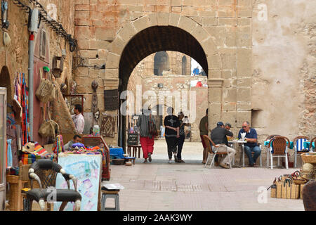 Shopping in der Medina von Essaouira, ein UNESCO-Weltkulturerbe. Marokko Stockfoto