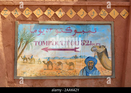 Das berühmte Schild nach Timbuktu. Zagora, Marokko Stockfoto