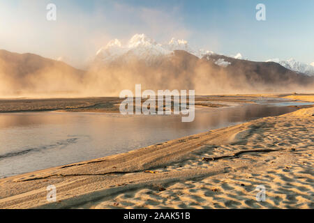 Starke Winde erstellen Wolken der Sand entlang des Chilkat River im Südosten Alaska. Stockfoto