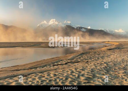 Starke Winde erstellen Wolken der Sand entlang des Chilkat River im Südosten Alaska. Stockfoto