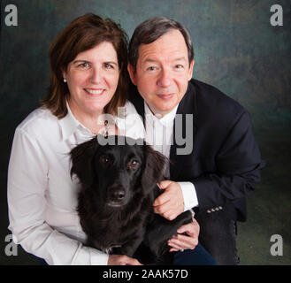 Studio Portrait von Reifes Paar mit gemischten Rasse Hund Stockfoto