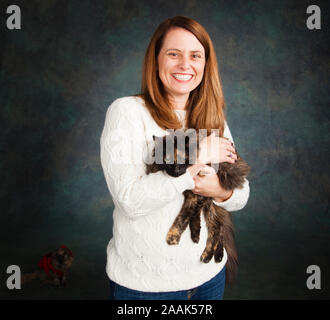 Studio Portrait von lächelnde Frau mit langhaarigen Katze Stockfoto