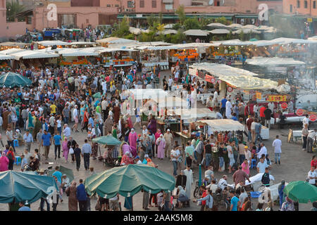 Outdoor Essensstände in Djemaa el-Fna, ein UNESCO-Weltkulturerbe. Marrakesch, Marokko Stockfoto