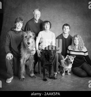 Studio Portrait von Familie mit drei Hunde Stockfoto