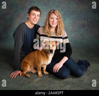 Studio Portrait von lächelnden Paar mit Westie Labrador mixed Hund Stockfoto