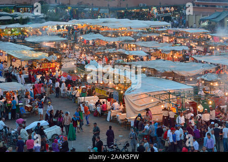 Outdoor Essensstände in Djemaa el-Fna, ein UNESCO-Weltkulturerbe. Marrakesch, Marokko Stockfoto