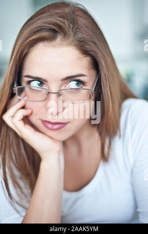 Porträt einer Brünette jugendlicher Mädchen mit Brille Stockfoto