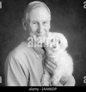 Portrait von älteren Mann mit Malteser Hund Stockfoto