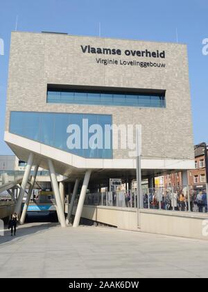 Gent, Belgien - 31. März 2019: Bürogebäude neben Saint Peters Bahnhof in Gent, die Hauptstadt der Provinz Westflandern in Belgien. Stockfoto