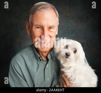 Portrait von älteren Mann mit Malteser Hund Stockfoto