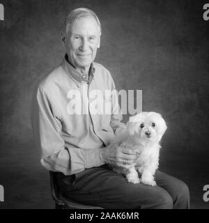 Porträt eines Mannes mit Malteser Hund Stockfoto