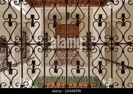 Traditionelle Fenster eines Riad in Marrakesch. Marokko Stockfoto