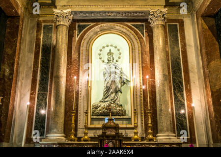 Statue in der Kathedrale Maria Santissima Assunta, Palermo, Sizilien, Italien, Europa | Statue von der Kathedrale Mariä Himmelfahrt der Jungfrau Maria Stockfoto