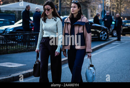 Mailand, Italien - 22. Februar 2019: Sylvia Haghjoo und Julia Haghjoo auf der Straße, die im Rahmen der Mailänder Modewoche. Stockfoto