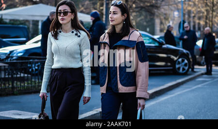 Mailand, Italien - 22. Februar 2019: Sylvia Haghjoo und Julia Haghjoo auf der Straße, die im Rahmen der Mailänder Modewoche. Stockfoto