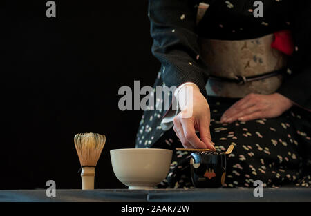 Japanische Frau im traditionellen Kimono, während der Teezeremonie. Stockfoto