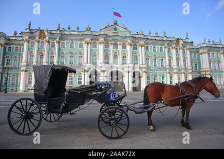 Eine Kutsche warten in Palace Square, dem zentralen Platz, und der Eremitage oder Winter Palace im Hintergrund, St Petersburg, Stockfoto