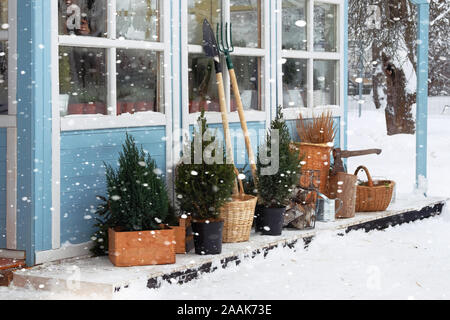 Weihnachten kaufen. Markt im Winter, Schnee. Für das neue Jahr. Ländliche Weihnachten Dekoration von speichern. Stockfoto