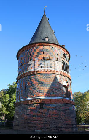 Seitliche Sicht auf das Holstentor ist ein Backstein Gothic City Gate und mittelalterlichen Festungen von 1464 der Hansestadt Lübeck, Deutschland. Stockfoto