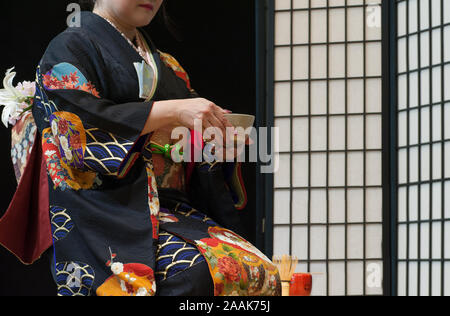 Japanische Frau im traditionellen Kimono, während der Teezeremonie. Stockfoto