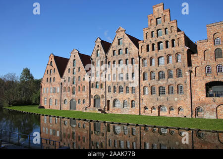 Sechs historische Backsteinbauten, die als Salz Lagern auf der oberen Trave Neben dem Holstentor (die westlichen Stadttor) von Lübeck, Ger verwendet wurden. Stockfoto