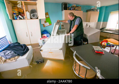 Eine gestrandete Resident sucht nach Nahrung innerhalb einer überschwemmten Haus in Toll Bar, South Yorkshire, UK, die durch einen noch nie dagewesenen Hochwasser im Juni 2007 getroffen. Das Dorf Stockfoto