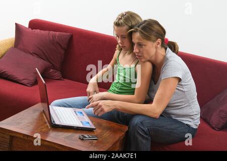 Tochter Mutter erklärt den Computer-Tochter erklärt, wie Sie einen Computer verwenden Stockfoto