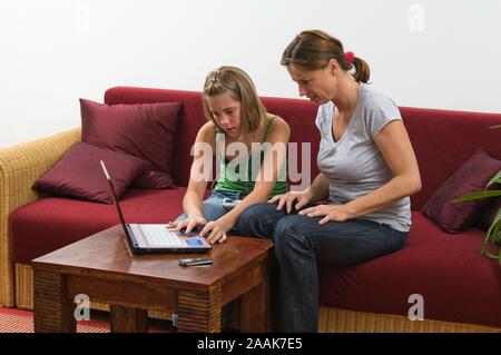 Tochter Mutter erklärt den Computer-Tochter erklärt, wie Sie einen Computer verwenden Stockfoto