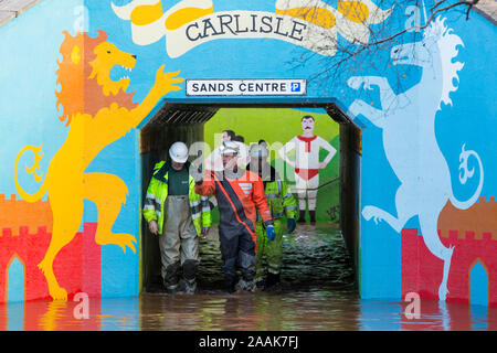 Wenn die Löwen brüllen. Umweltagentur Personal in Auspumpen floodwater von Hardwicke Circus in Carlisle, Cumbria am Dienstag, 8. Dezember 20 Stockfoto