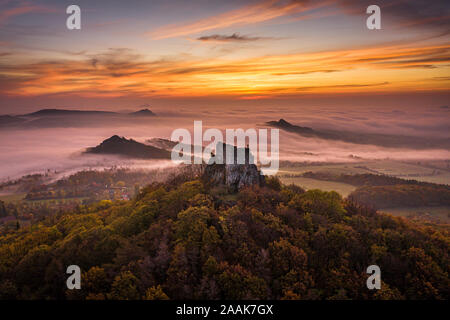 Oltarik ist eine Burg auf dem Hügel mit dem gleichen Namen in der Ceske Stredohori Berge ruinieren. Es erhebt sich über dem Dorf Dekovka zehn Kilometer. Stockfoto