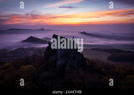 Oltarik ist eine Burg auf dem Hügel mit dem gleichen Namen in der Ceske Stredohori Berge ruinieren. Es erhebt sich über dem Dorf Dekovka zehn Kilometer. Stockfoto