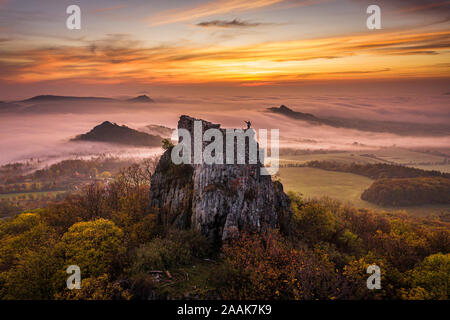 Oltarik ist eine Burg auf dem Hügel mit dem gleichen Namen in der Ceske Stredohori Berge ruinieren. Es erhebt sich über dem Dorf Dekovka zehn Kilometer. Stockfoto