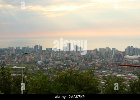 Batumi City an der Küste des Schwarzen Meeres bei Sonnenuntergang Blick von der Aussichtsplattform auf anurie Berg, Batumi, Georgien Stockfoto