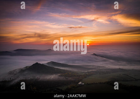 Oltarik ist eine Burg auf dem Hügel mit dem gleichen Namen in der Ceske Stredohori Berge ruinieren. Es erhebt sich über dem Dorf Dekovka zehn Kilometer. Stockfoto