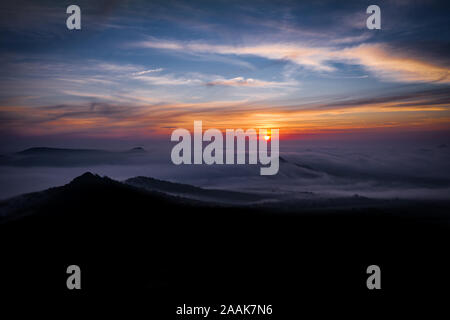 Oltarik ist eine Burg auf dem Hügel mit dem gleichen Namen in der Ceske Stredohori Berge ruinieren. Es erhebt sich über dem Dorf Dekovka zehn Kilometer. Stockfoto